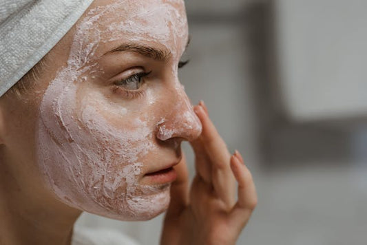 Exfoliëren Zonder Irritatie: De Complete Gids Voor Een Zijdezachte, Stralende Huid